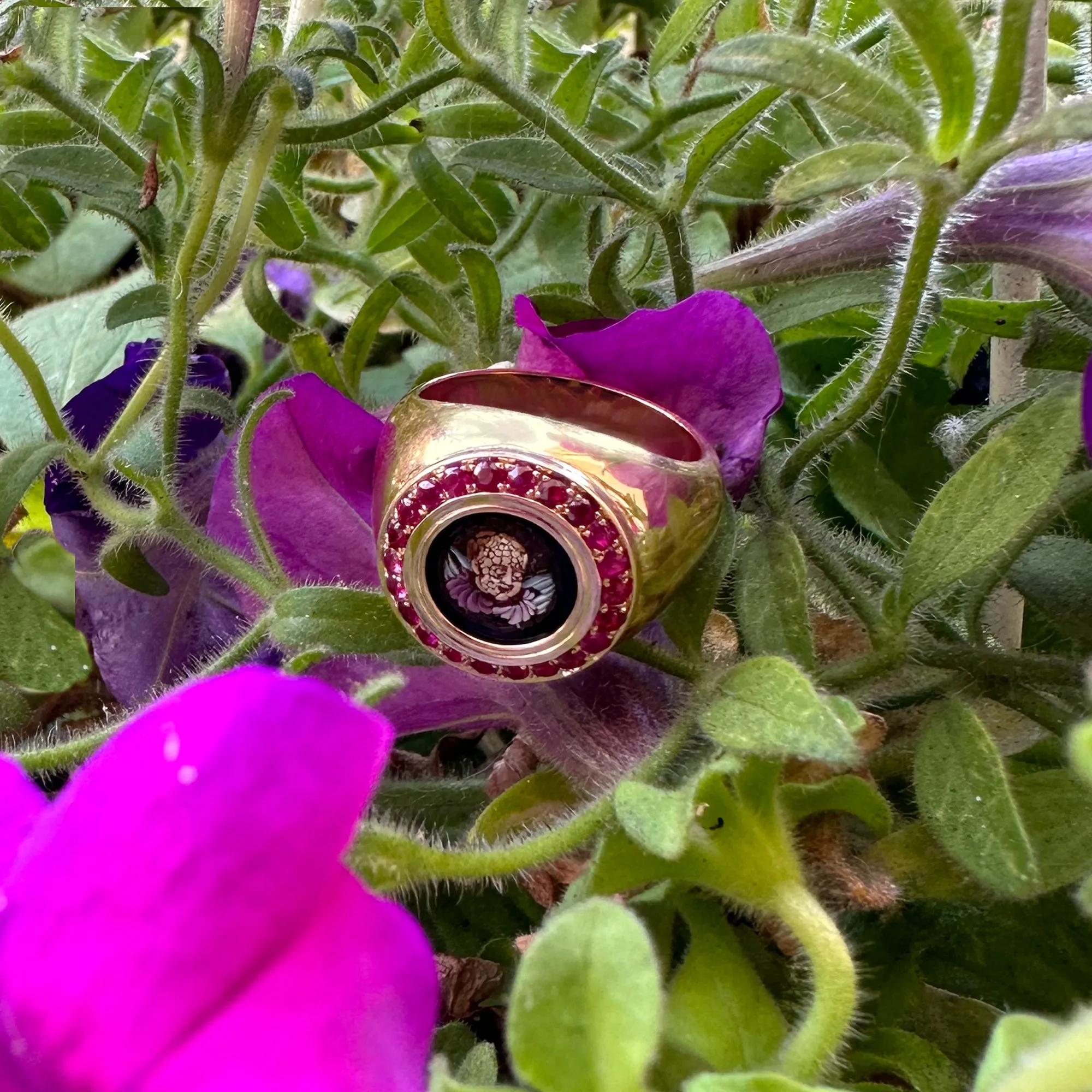 WINGED CUPID Authentic Micromosaic Ring (Rome, circa 1850) set in 18K Gold with 22 Rubies